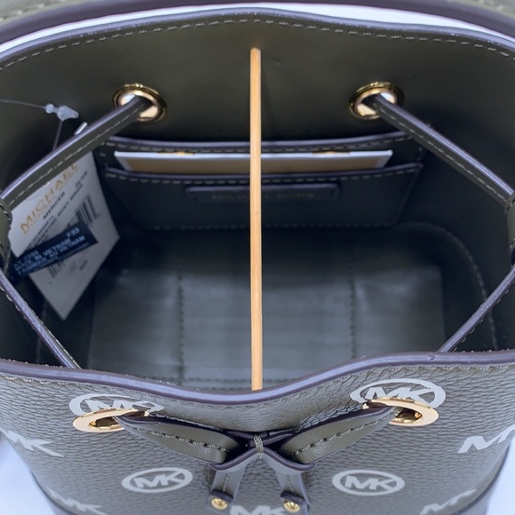 MICHAEL KORS
Mercer Small Logo Embossed Leather Bucket Bag
COLOR OLIVE - Picture 11 of 14